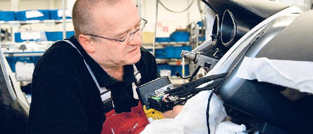 Schnell geschaltet. Mit dem Projekt „SilverLiner“ hält die Audi-Manufaktur für den R8-Sportwagen in Neckarsulm seit Jahrzehnten ältere Mitarbeiter im Unternehmen. Foto: ddp