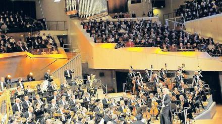 Zum Raum wird hier die Zeit. Hans Scharouns Berliner Philharmonie. Ich kenne keinen besseren Konzertsaal, sagt Wolfgang Becker. 