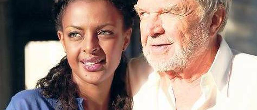 Späte Familienzusammenführung: Victor Frey (Hardy Krüger sen.) mit seiner Tochter Dahna (Dennenesch Zoudé). Foto: ZDF