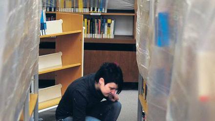 Um die Bücher in der Stadtbibliothek an der Breiten Straße vor Schmelzwasser zu schützen, wurden die Regale mit Folien behängt.