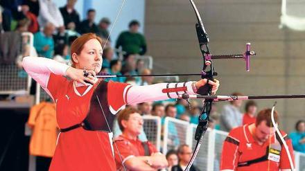 Im Visier. Lisa Unruh, Deutschlands beste Bogenschützin, in Aktion. Es braucht Kraft, Können und Konzentration. Foto: Imago