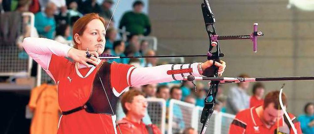 Im Visier. Lisa Unruh, Deutschlands beste Bogenschützin, in Aktion. Es braucht Kraft, Können und Konzentration. Foto: Imago
