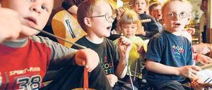Ohne Geld und Bürokratie geht nichts. Fröhliches Musizieren in der Kita. Foto: ddp