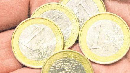 Fünf Euro mehr. Das ergab die Neuberechnung der Hartz-IV-Regelsätze durch Arbeitsministerin Ursula von der Leyen. Die Opposition fordert weitere Maßnahmen. 