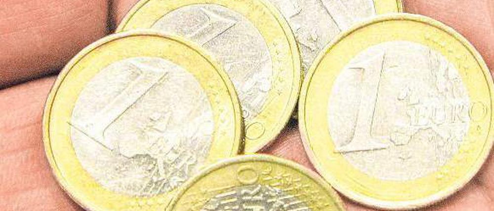 Fünf Euro mehr. Das ergab die Neuberechnung der Hartz-IV-Regelsätze durch Arbeitsministerin Ursula von der Leyen. Die Opposition fordert weitere Maßnahmen.