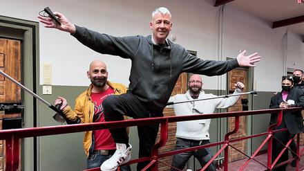 Pure Energie: Lars Deike hat sich auf das Geländer im ersten Stock des ehemaligen Frauengefängnisses in der Lichterfelder Soehtstraße 7 gestellt. Hinter ihm sind Eventmanager Sascha M. Stuhldreher und Techniker Mirko Drescher nicht weniger engagiert. 