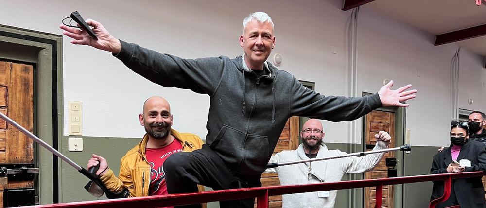 Pure Energie: Lars Deike hat sich auf das Geländer im ersten Stock des ehemaligen Frauengefängnisses in der Lichterfelder Soehtstraße 7 gestellt. Hinter ihm sind Eventmanager Sascha M. Stuhldreher und Techniker Mirko Drescher nicht weniger engagiert. 
