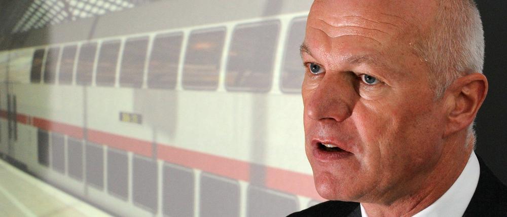 Ulrich Homburg, Vorstandsmitglied der Deutsche Bahn AG, präsentiert Doppelstockwagen für den Fernverkehr.