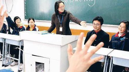 Englisch lernen in China. Schüler in Schanghai debattieren im Unterricht. Die Metropole nahm für China an der Pisa-Studie teil und schnitt überragend ab. Sehr guter Unterricht sei hier längst üblich, sagt der Pisa-Chef. Doch in vielen Regionen sieht es anders aus. Foto: Imago