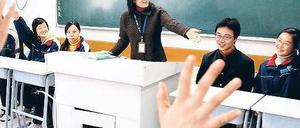 Englisch lernen in China. Schüler in Schanghai debattieren im Unterricht. Die Metropole nahm für China an der Pisa-Studie teil und schnitt überragend ab. Sehr guter Unterricht sei hier längst üblich, sagt der Pisa-Chef. Doch in vielen Regionen sieht es anders aus. Foto: Imago