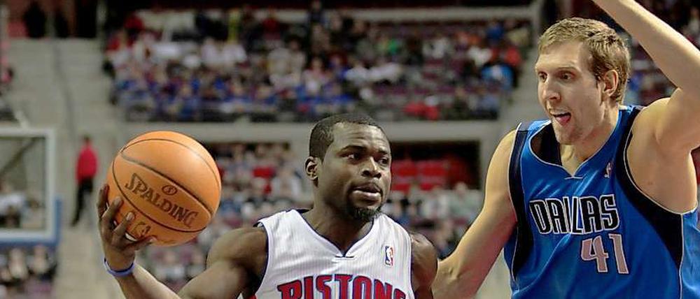 Dirk Nowitzki im Duell mit Detroits Will Bynum. Am deutschen Superstar hat es nicht gelegen, dass Dallas nun schon zum sechsten Mal in Folge verlor.