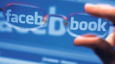 Facebook ist ein offenes Buch. Da sollte man sich nicht zu weit aus dem Fenster lehnen.