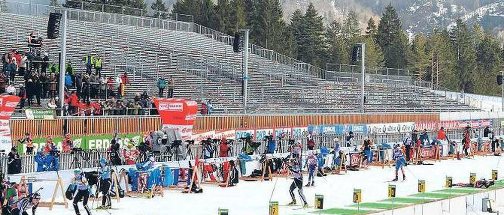 Der Nebel lichtet sich. Die neue Chiemgau-Arena in Ruhpolding empfängt in diesen Tagen die Weltspitze der Biathleten.