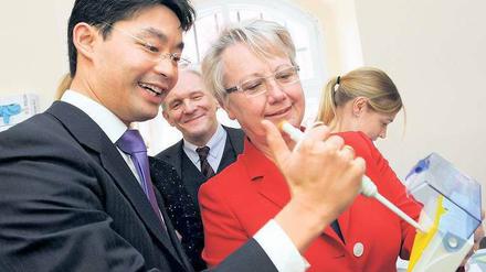 Geldspritze. Forschungministerin Annette Schavan und Gesundheitsminister Philipp Rösler stellten an der Charité das neue Rahmenforschungsprogramm Gesundheitsforschung vor.Foto: dpa