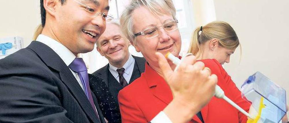 Geldspritze. Forschungministerin Annette Schavan und Gesundheitsminister Philipp Rösler stellten an der Charité das neue Rahmenforschungsprogramm Gesundheitsforschung vor.Foto: dpa