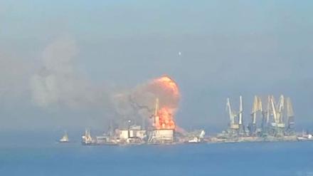 Ein russisches Landungsschiff brennt im Hafen von Berdjansk, etwa 60 Kilometer südwestlich von Mariupol.