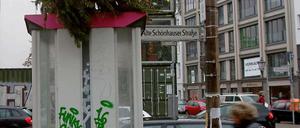 Noch verstecken sich zahlreiche Weihnachtsbäume auf Berlins Straßen, die auf ihre Entsorgung warten.