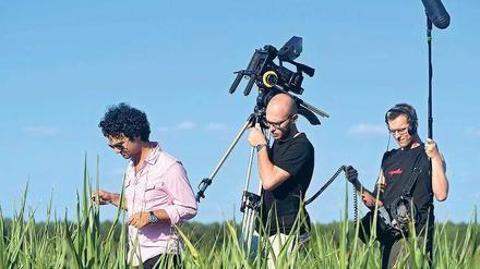 Wo bitte geht’s zur Wirklichkeit? Für die RBB-Produktion „20 x Brandenburg“ drehten 20 Filmteams im vergangenen Sommer 20 Geschichten. Hier Regisseur Hakan Savas Mican mit Kameramann Sebastian Lempe und Tonmann Matthias Steinach.