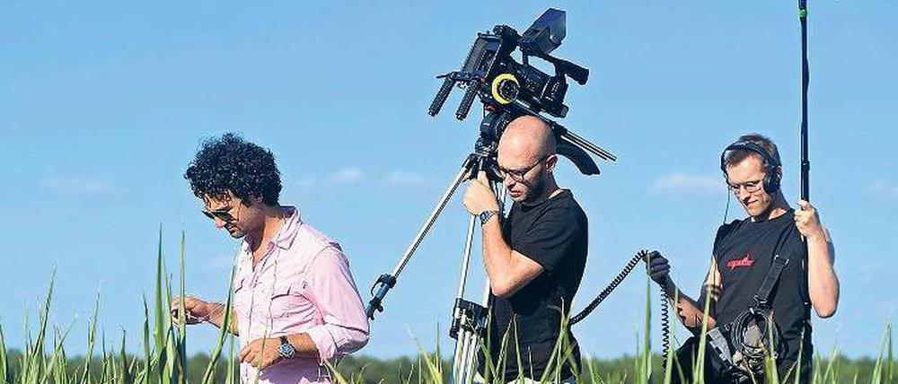 Wo bitte geht’s zur Wirklichkeit? Für die RBB-Produktion „20 x Brandenburg“ drehten 20 Filmteams im vergangenen Sommer 20 Geschichten. Hier Regisseur Hakan Savas Mican mit Kameramann Sebastian Lempe und Tonmann Matthias Steinach.