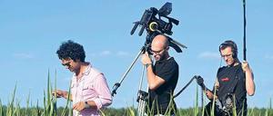 Wo bitte geht’s zur Wirklichkeit? Für die RBB-Produktion „20 x Brandenburg“ drehten 20 Filmteams im vergangenen Sommer 20 Geschichten. Hier Regisseur Hakan Savas Mican mit Kameramann Sebastian Lempe und Tonmann Matthias Steinach.
