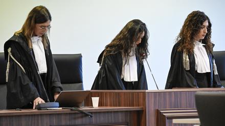 Richterin Brigida Cavasino (Mitte), Präsidentin des Gerichts, flankiert von den Richterinnen Claudia Caputo (links) und Germana Radice, verliest die Urteile des Prozesses.