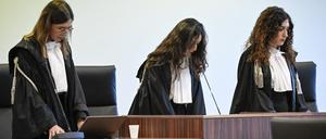 Richterin Brigida Cavasino (Mitte), Präsidentin des Gerichts, flankiert von den Richterinnen Claudia Caputo (links) und Germana Radice, verliest die Urteile des Prozesses.