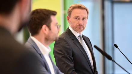 03.09.2020, Berlin: Christian Lindner (r), Bundesvorsitzender der FDP, und Marco Buschmann, erster Parlamentarischer Geschäftsführer, sprechen auf einer Pressekonferenz. Die Bundestagsfraktion der FDP traf sich zu ihrer Klausurtagung im Reichstagsgebäude. Foto: Johannes Neudecker/dpa +++ dpa-Bildfunk +++