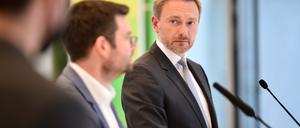 03.09.2020, Berlin: Christian Lindner (r), Bundesvorsitzender der FDP, und Marco Buschmann, erster Parlamentarischer Geschäftsführer, sprechen auf einer Pressekonferenz. Die Bundestagsfraktion der FDP traf sich zu ihrer Klausurtagung im Reichstagsgebäude. Foto: Johannes Neudecker/dpa +++ dpa-Bildfunk +++