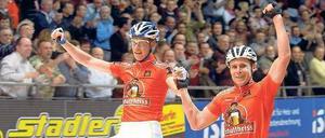 Helden in Radlerhosen. Nach einer spannenden Abschluss-Jagd, bei der sie die Angriffe der Australier Leigh Howard und Cameron Meyer abwehren konnten, lassen sich die Sixdays-Sieger Roger Kluge und Robert Bartko (r.) von den 12.000 Zuschauern feiern. 