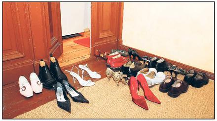 Die Welt zu Gast. Nicht immer gehören die Schuhe vor den Wohnungen den normalen Mietern. Vor allem in den Innenstadtbezirken lohnt sich das Geschäft mit Feriengästen – nach einem Urteil des Oberverwaltungsgerichts ist das grundsätzlich erlaubt.