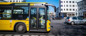 Mehr Gelb für Berlin: ein BVG-Bus in der Großsiedlung Weiße Stadt in Reinickendorf.