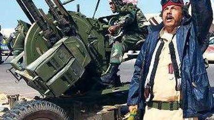 Verteidigung. In der Nähe der Stadt Ras Lanuf, in der es viele Ölraffinerien gibt, bereiten sich Rebellen auf mögliche Angriffe der libyschen Luftwaffe vor.