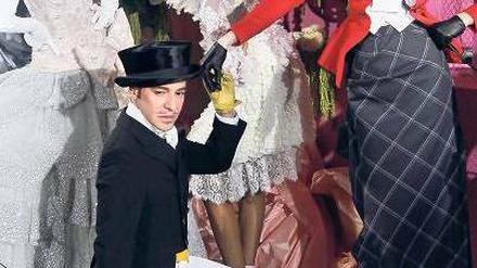 Kostümbildner unter den Designern. John Galliano inszenierte in seinen Schauen historische Szenen. In einer Welt von Schönheit und Drogen verlor sich ein einsamer Mann.