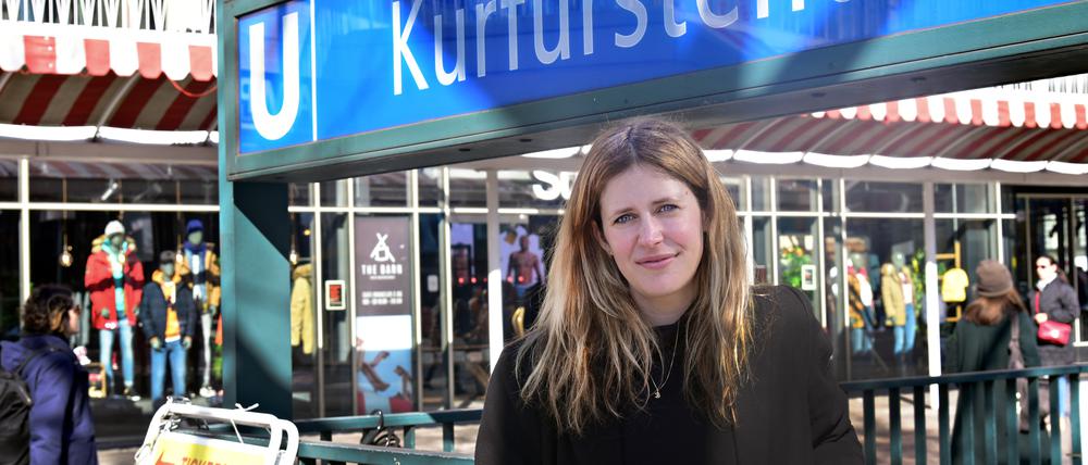 Am U-Bahnhof Kurfürstendamm beschrieb Joseph Roth einst den illegalen Handel mit Altkleidern. Als Julia Bosson ihm nachreist, ist davon nichts mehr zu sehen. Trotzdem entdeckt die Autorin in Berlin noch Dinge, die seit hundert Jahren gleich geblieben sind. 