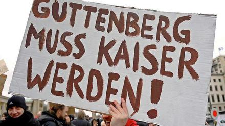 Vom Doktor zum Kaiser - Pro-Guttenberg-Demonstranten in Berlin.