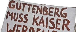Vom Doktor zum Kaiser - Pro-Guttenberg-Demonstranten in Berlin.