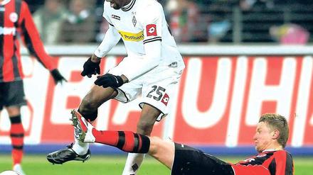 Hart gegen den Mann. Für Maik Franz (hier im Duell mit dem Gladbacher Mohamadou Idrissou) ist die Grätsche ein wichtiges Stilmittel. Foto: p-a/Jan Hübner