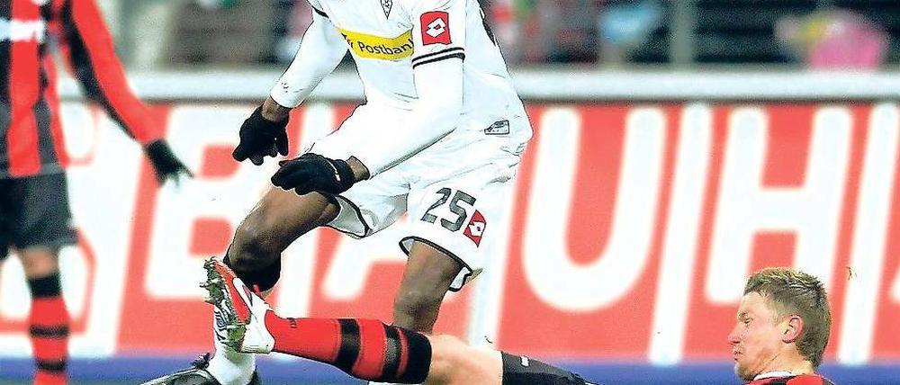 Hart gegen den Mann. Für Maik Franz (hier im Duell mit dem Gladbacher Mohamadou Idrissou) ist die Grätsche ein wichtiges Stilmittel. Foto: p-a/Jan Hübner