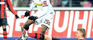 Hart gegen den Mann. Für Maik Franz (hier im Duell mit dem Gladbacher Mohamadou Idrissou) ist die Grätsche ein wichtiges Stilmittel. Foto: p-a/Jan Hübner