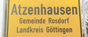 Sammlerstück. Ein Schild kostet 300 Euro, bereits zehn kamen abhanden. Foto: dpa