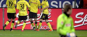 Dortmunder jubeln über den Treffer von Robert Lewandowski gegen den 1. FC Köln.