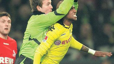 Ohrenwärmer. Kölns Torwart Michael Rensing, hier gegen Felipe Santana, wurde vom BVB nur einmal bezwungen. Foto: dpa