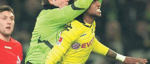 Ohrenwärmer. Kölns Torwart Michael Rensing, hier gegen Felipe Santana, wurde vom BVB nur einmal bezwungen. Foto: dpa