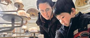Gedenken im Dom. Auch Mikito Takefuji und der fünfjährige Tomoya entzündeten für die Erdbebenopfer eine Kerze. 