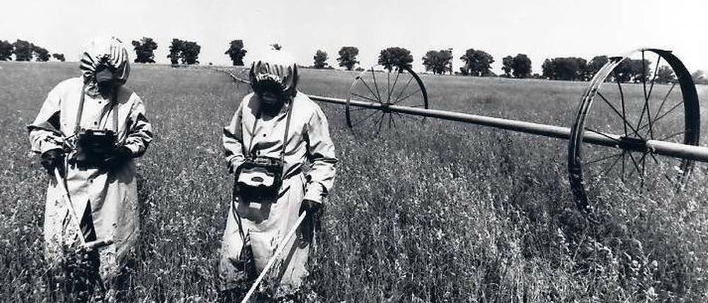 Trügerische Idylle. Männer in Schutzkleidung messen die Radioaktivität innerhalb der Sicherheitszone, die im Umkreis von 15 Kilometern um Tschernobyl errichtet wurde.