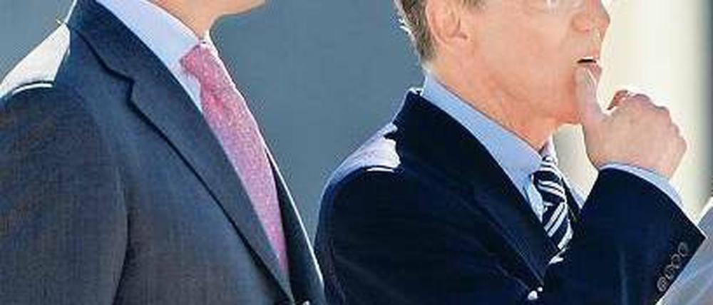 Neuer Stil. Der neue Verteidigungsminister Thomas de Maizière (rechts) will sich bei seiner Personalpolitik anders als sein Amtsvorgänger Karl-Theodor zu Guttenberg nicht von der „Bild“-Zeitung treiben lassen. Foto: Clemens Bilan/dapd