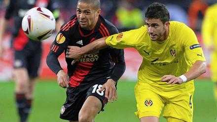 Der Ball, Sidney Sam und Mateo Musacchio: Das kann nur Unentschieden ausgehen.