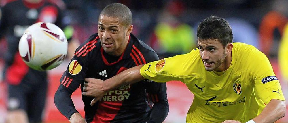 Der Ball, Sidney Sam und Mateo Musacchio: Das kann nur Unentschieden ausgehen.
