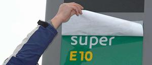 Enthüllung eines Ärgernisses: Viele Autofahrer boykottieren den neuen Sprit.
