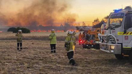 Feuerwehrleute beobachten in den frühen Morgenstunden einen Vegetationsbrand nördlich von Perth. 